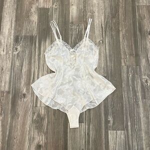 Vintage Victoria’s Secret Silk body suit 🦢
